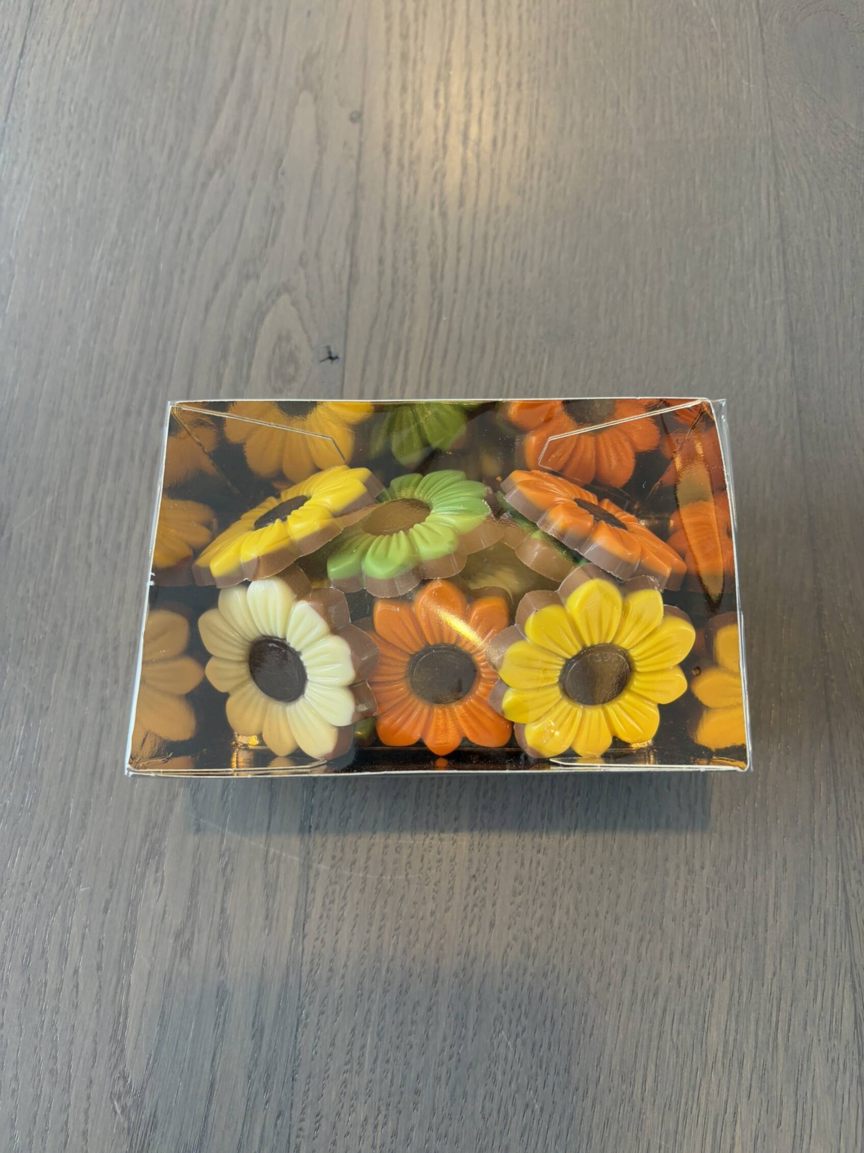 Goudbakje met chocolade bloemen