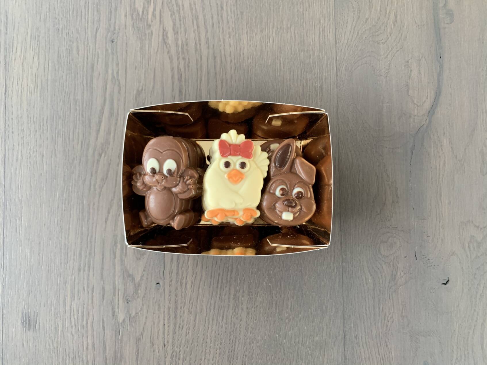 Goudbakje kip