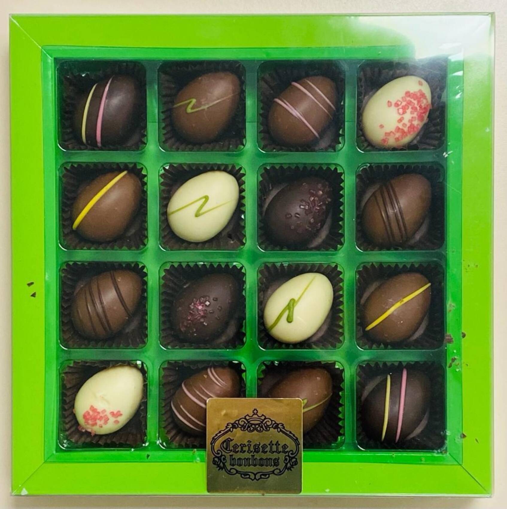 Groen vensterdoosje gevuld met 16 bonbon-eitjes
