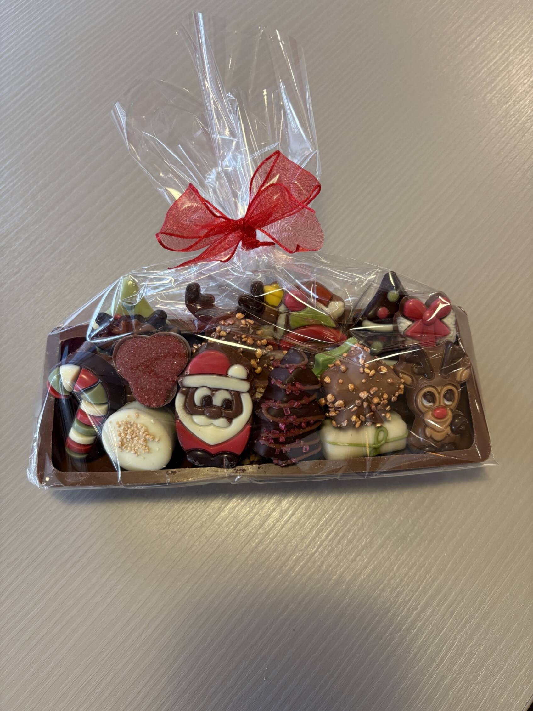 Boomstam gevuld met kerstchocolade