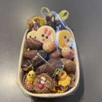Beige schaaltje met luxe paaschocolade
