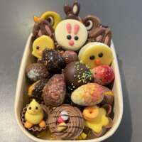 Beige schaaltje met luxe paaschocolade